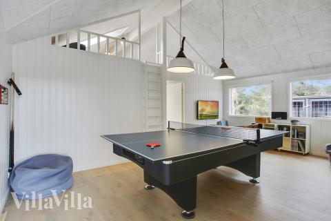 Förutom de många timmar som du kan tillbringa i stugans poolavdelning erbjuder lyxstuga 411 även biljard, bordtennis och dart