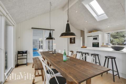 Ni kan sitta 14 personer tillsammans i vardagsrummet när ni besöker lyxhus nr 411 i Nordjylland.
