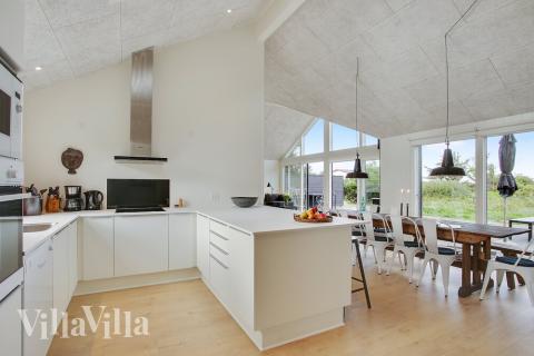 Köket i lyxstuga nr 411 är utrustat så att ni kan laga mat till 14 personer.