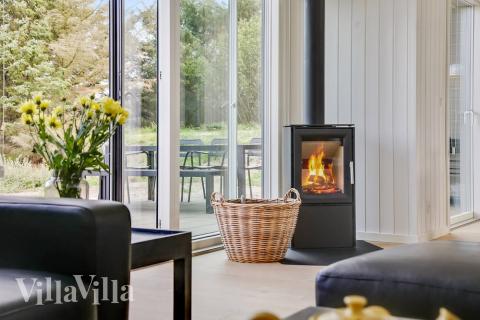 Vardagsrummet i lyxstuga nr. 411 har plats för 14 personer.