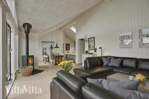 Det stora ljusa vardagsrummet i lyxstuga nr 411 för 14.