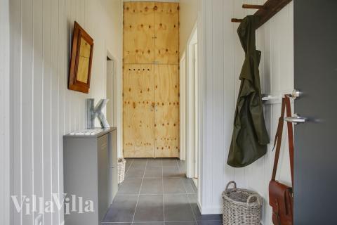 Den rymliga entrén i lyxstuga nr 411 i Nordjylland