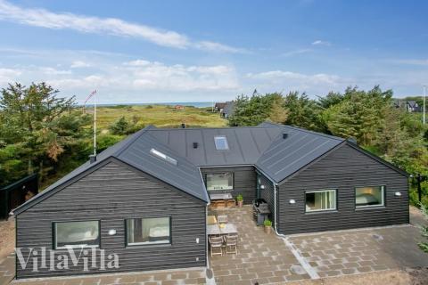 Den praktfulla poolstugan nr 411 med plats för 14 personer ligger i Nordjylland