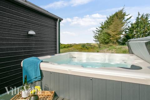 Till den trevliga sommarstugan nr 411 i Nordjylland erbjuds en mängd utomhusaktiviteter, t.ex. lektorn och gungor