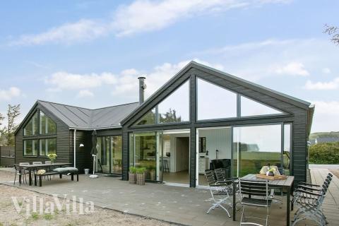 Den tjusiga sommarstugan nr 411 med gott om plats för upp till 14 personer