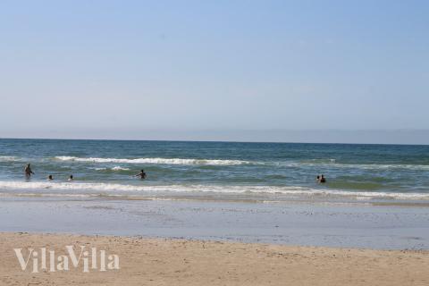 Stranden i närheten av lyxhus 411 i Nordjylland bjuder in till en promenad.