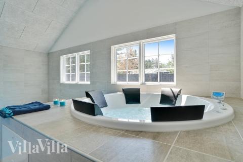 Njut av spabadets värme i lyxstuga nr 412 i Vestjylland