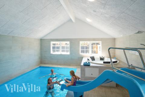 Sommarstuga 412 är inredd med en smakfull poolavdelning som har vattenrutschbana, ett stort inbyggt spapad och bastu