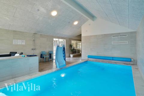 Den härliga poolen i lyxstuga nr 412 för 24 personer