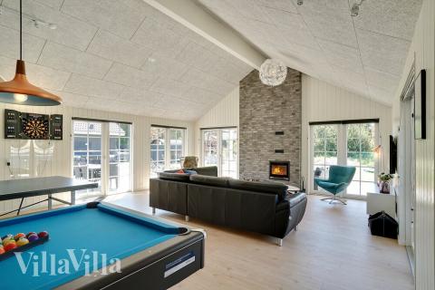 Aktivitetsrum i lyxstuga nr 412 med 9 sovrum och plats för 24 personer.