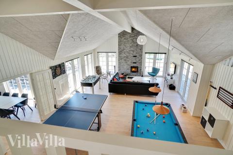 Lyxstuga 412 för 24 personer har ett stort aktivitetsrum med bl.a. biljard och dart