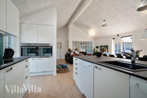 Köket i lyxstuga nr 412 är utrustat så att ni kan laga mat till 24 personer.