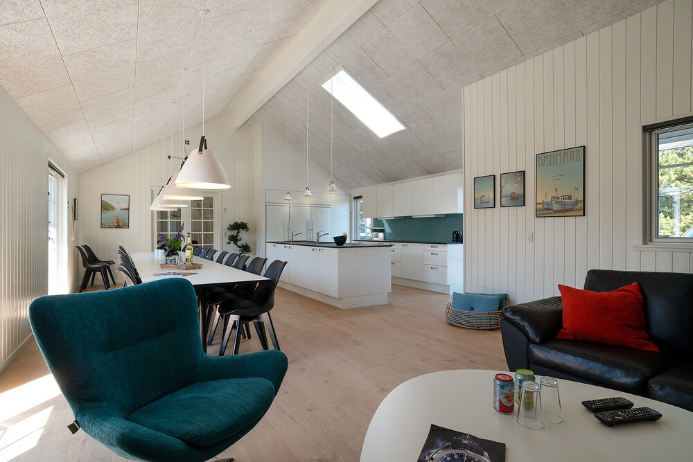 Det stora ljusa vardagsrummet i lyxstuga nr 412 för 24.