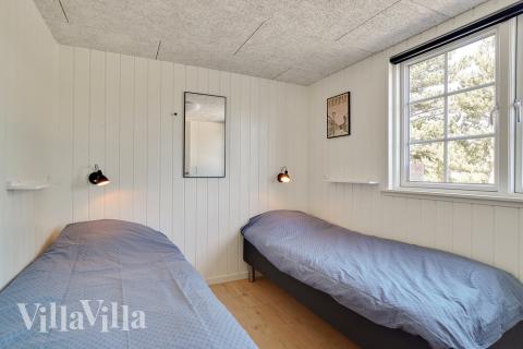 Ett av de 9 utmärkta sovrummen i lyxstuga nr 412 i Vestjylland.