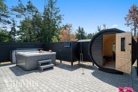 Till den trevliga sommarstugan nr 412 i Vestjylland erbjuds en mängd utomhusaktiviteter, t.ex. lektorn och gungor