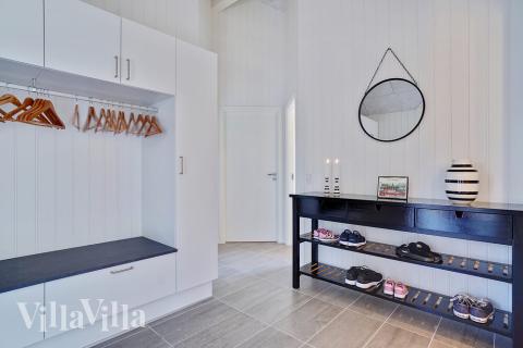 Den rymliga entrén i lyxstuga nr 412 i Vestjylland