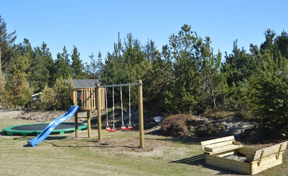 Utomhusaktiviteter kring sommarhus nr 412.