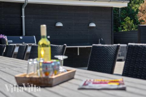 På terrassen i sommarhus nr 412 finns det plats för upp till 24 gäster.