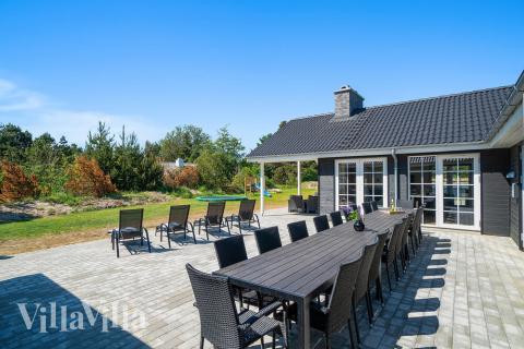 Lyxstuga nr 412 har en härlig terrass med sköna trädgårdsmöbler för 24 personer.