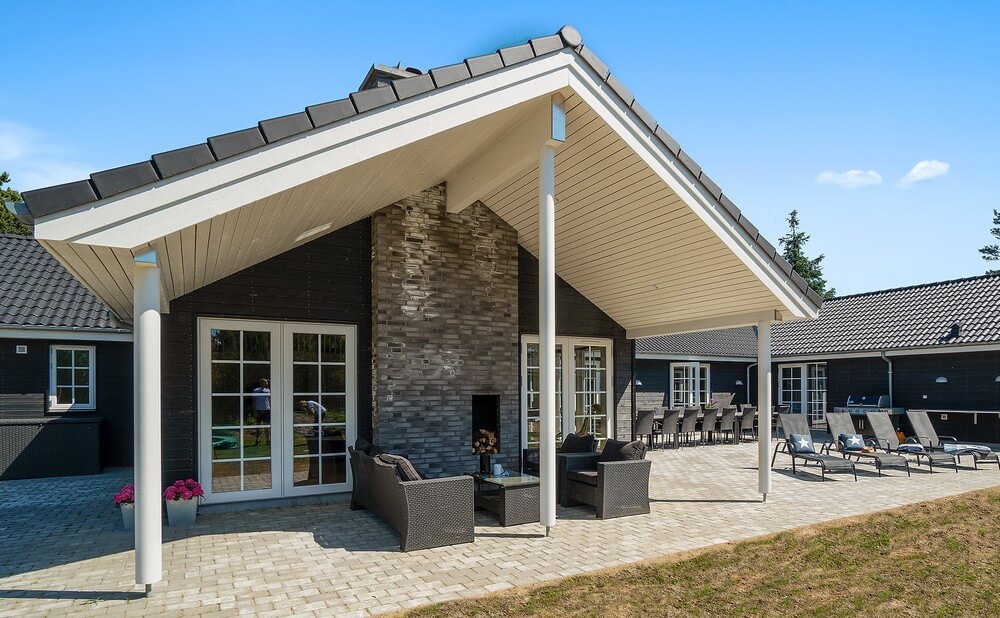 Njut av en grillkväll på terrassen i lyxstuga nr 412 i Vestjylland