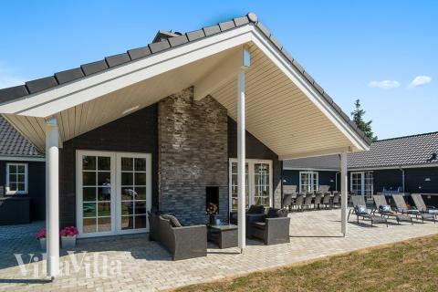 Njut av en grillkväll på terrassen i lyxstuga nr 412 i Vestjylland