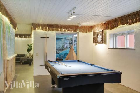 Lyxstuga 423 för 28 personer har ett stort aktivitetsrum med bl.a. biljard och dart