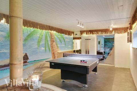 Aktivitetsrum i lyxstuga nr 423 med 8 sovrum och plats för 28 personer.