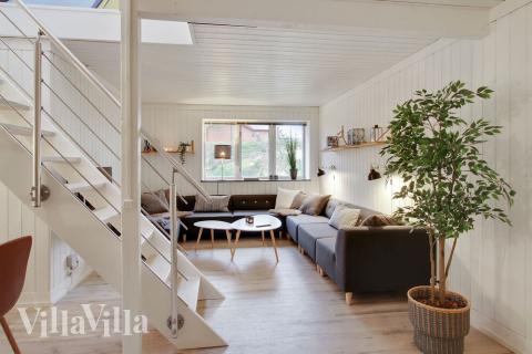 Vardagsrummet i lyxstuga nr. 423 har plats för 28 personer.