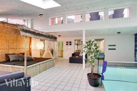 Den härliga poolen i lyxstuga nr 423 för 28 personer