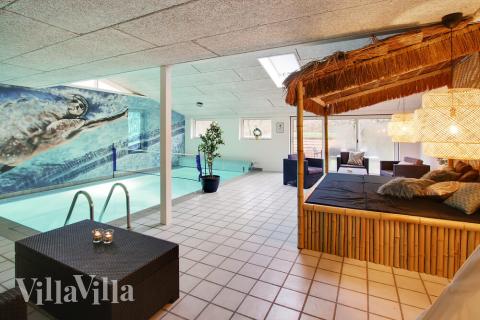 Sommarstuga 423 är inredd med en smakfull poolavdelning som har vattenrutschbana, ett stort inbyggt spapad och bastu