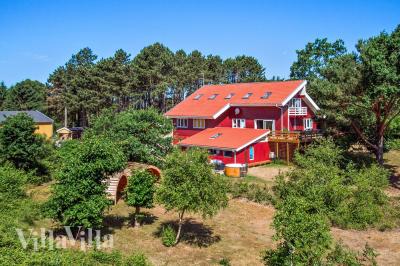 Den praktfulla poolstugan nr 423 med plats för 28 personer ligger i Østjylland