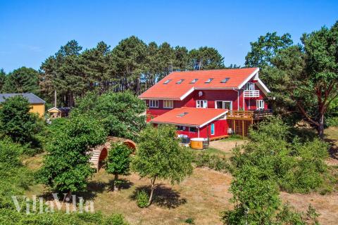 Den praktfulla poolstugan nr 423 med plats för 28 personer ligger i Østjylland