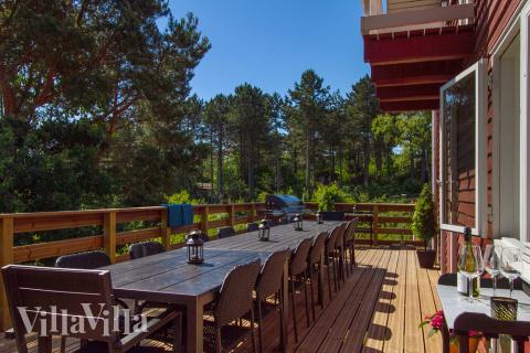Njut av en grillkväll på terrassen i lyxstuga nr 423 i Østjylland