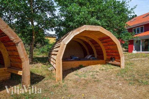 Till den trevliga sommarstugan nr 423 i Østjylland erbjuds en mängd utomhusaktiviteter, t.ex. lektorn och gungor