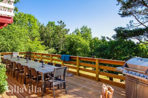 Stor terrass i lyxstuga nr 423 i Østjylland.