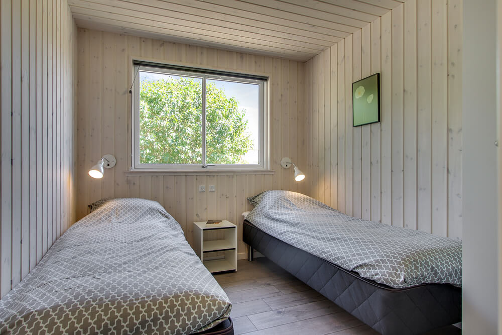Ett av de 6 utmärkta sovrummen i lyxstuga nr 421 i Østjylland.