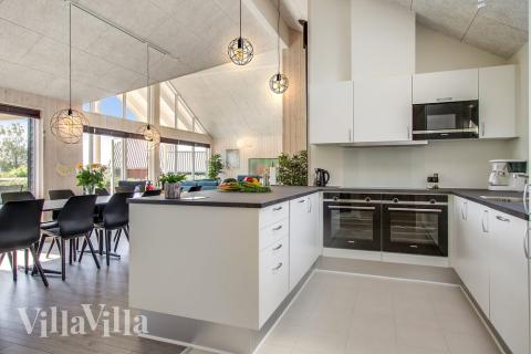 Köket i lyxstuga nr 421 är utrustat så att ni kan laga mat till 16 personer.