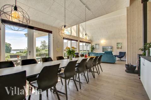 Det stora ljusa vardagsrummet i lyxstuga nr 421 för 16.