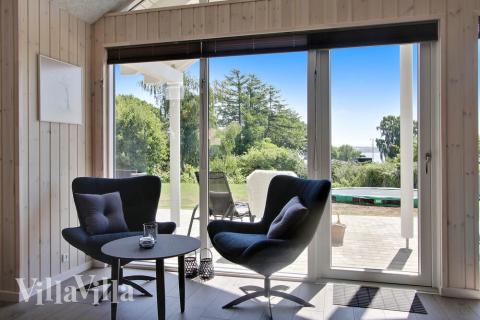 Vardagsrummet i lyxstuga nr. 421 har plats för 16 personer.