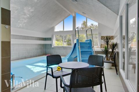 Sommarstuga 421 är inredd med en smakfull poolavdelning som har vattenrutschbana, ett stort inbyggt spapad och bastu