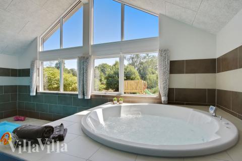 Njut av spabadets värme i lyxstuga nr 421 i Østjylland