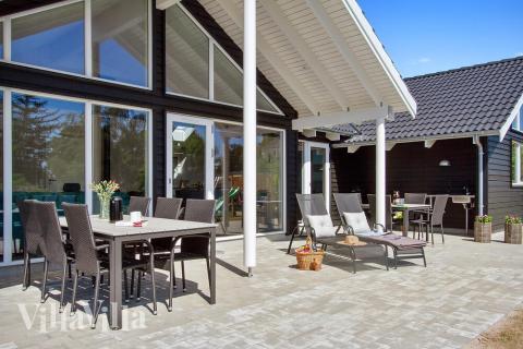 Njut av en grillkväll på terrassen i lyxstuga nr 421 i Østjylland
