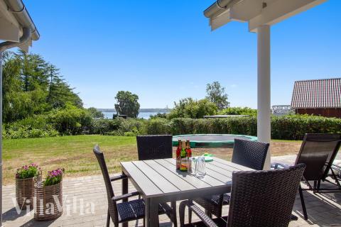 På terrassen i sommarhus nr 421 finns det plats för upp till 16 gäster.