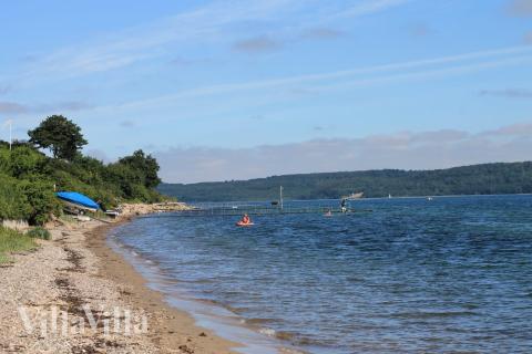 Stranden i närheten av lyxhus 421.