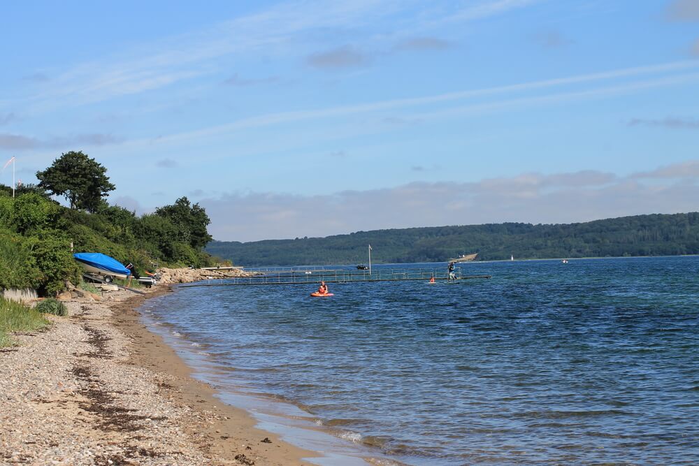 Stranden i närheten av lyxhus 421.