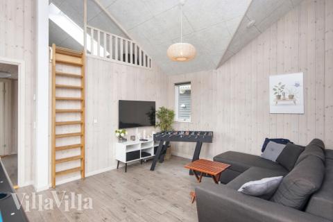 Lyxstuga 421 för 16 personer har ett stort aktivitetsrum med bl.a. biljard och dart