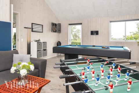 Tävla i sommarhusets aktivitetsrum när ni besöker lyxhus nr 421 i Østjylland.