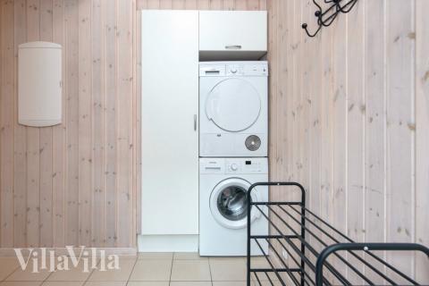 Den rymliga entrén i lyxstuga nr 421 i Østjylland