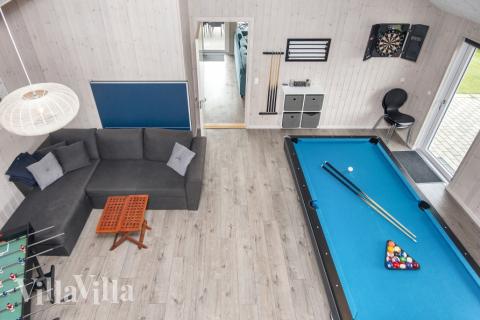 Aktivitetsrum i lyxstuga nr 421 med 6 sovrum och plats för 16 personer.