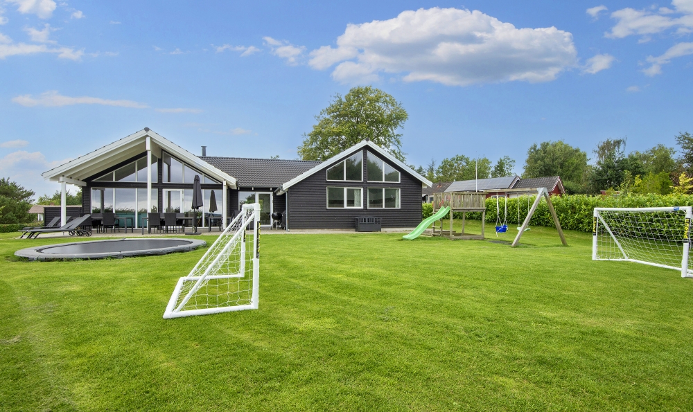 Till den trevliga sommarstugan nr 421 i Østjylland erbjuds en mängd utomhusaktiviteter, t.ex. lektorn och gungor